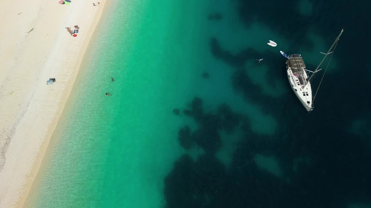 帆船和游艇停泊在美丽的泻湖的Fteri，海滩，希腊凯法利尼亚视频素材