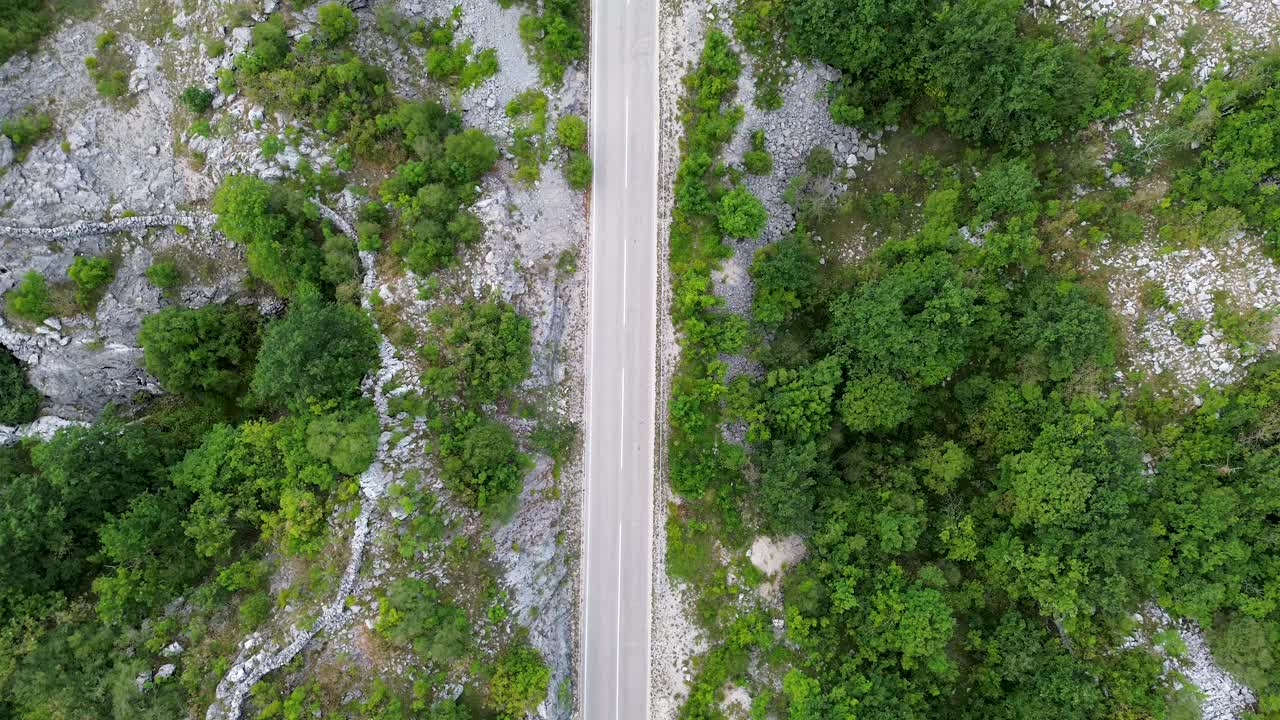 穿过落基山的风景大道上的汽车视频下载