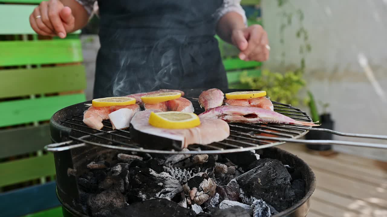 美味的海鲜与新鲜的柠檬片烧烤，捕捉户外烹饪和夏季烧烤的精髓与充满活力的味道。视频素材