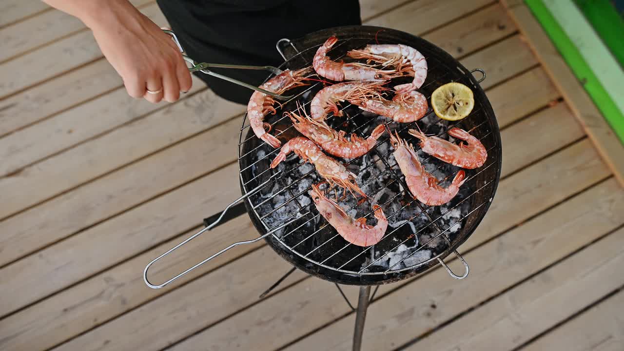 海鲜烧烤与虾和柠檬在一个夏天的一天，完美的户外烹饪和餐饮爱好者视频素材