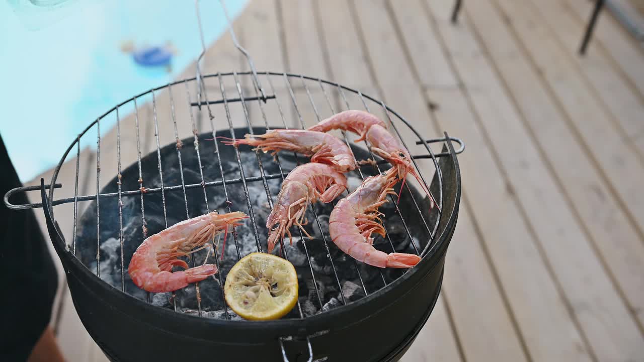 美味的海鲜烧烤与对虾在户外烤架上烹饪，完美的夏季聚会和池畔派对视频素材