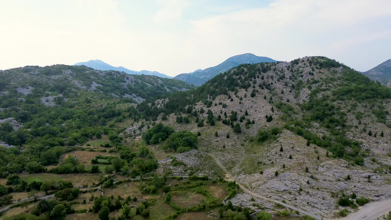 崎岖的山地地形与稀疏的植被视频下载