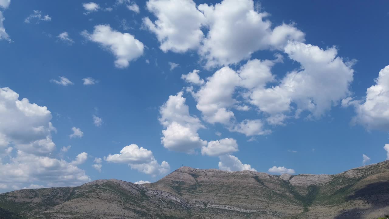 蓝天白云漫山遍野视频下载