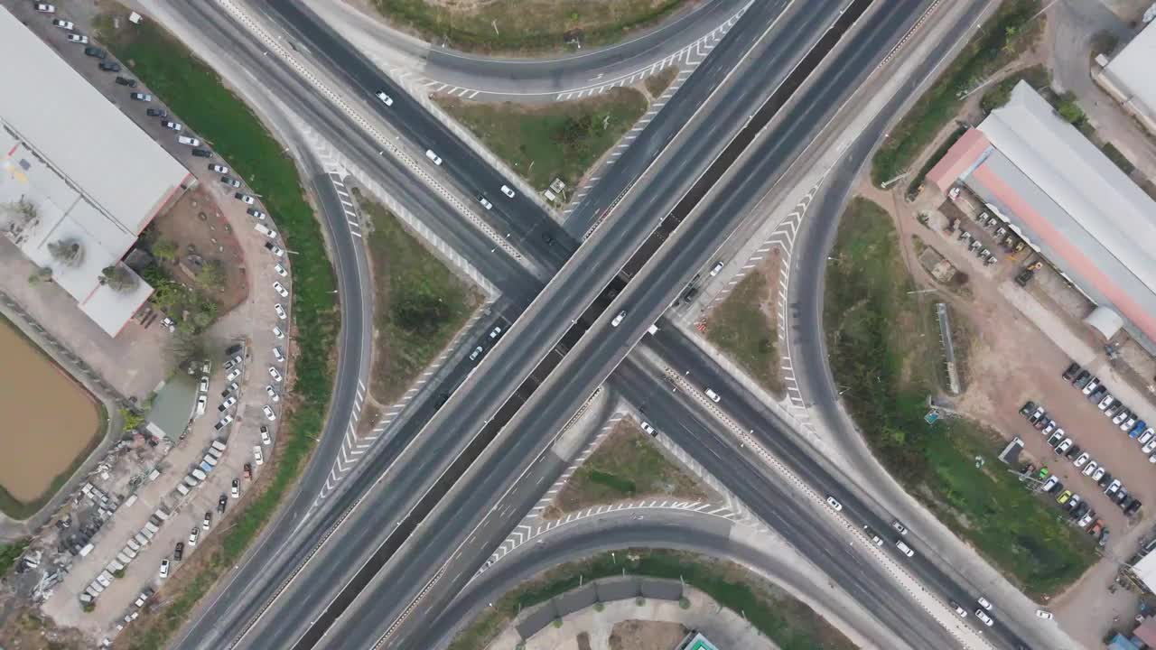 无人机拍摄了农村地区十字路口桥梁上的交通景观视频下载