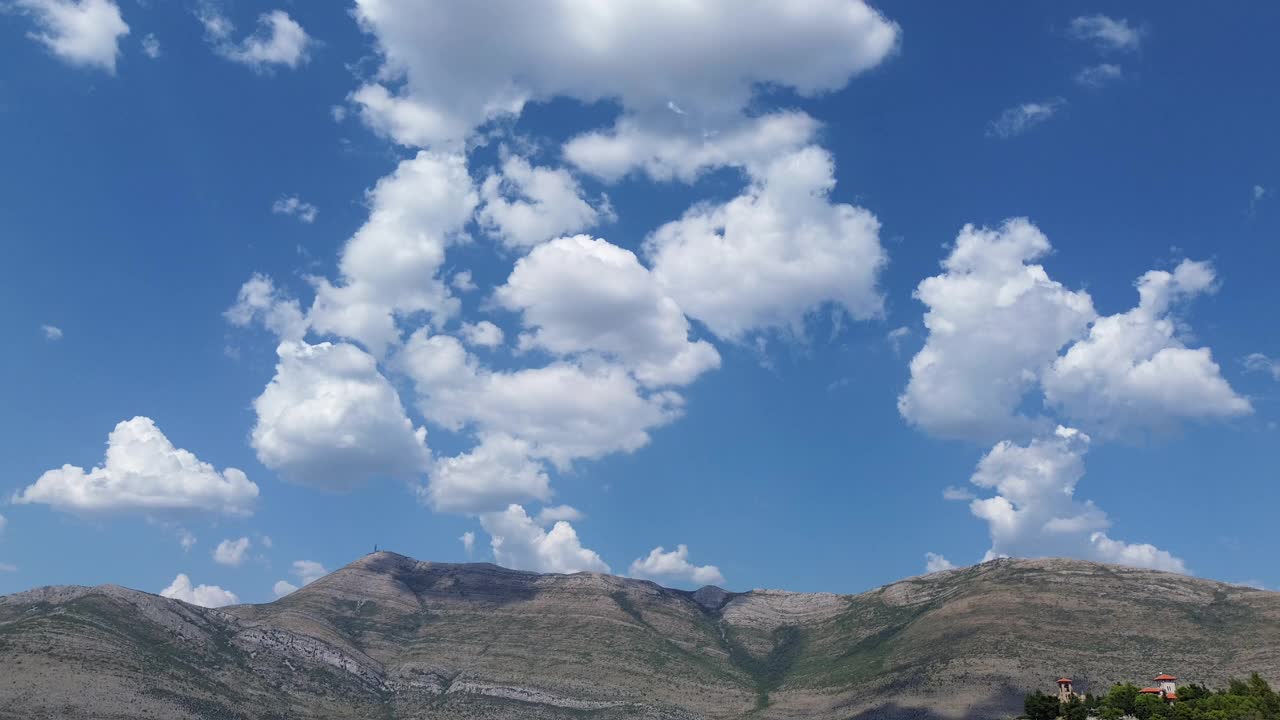 蓝天白云漫山遍野视频下载