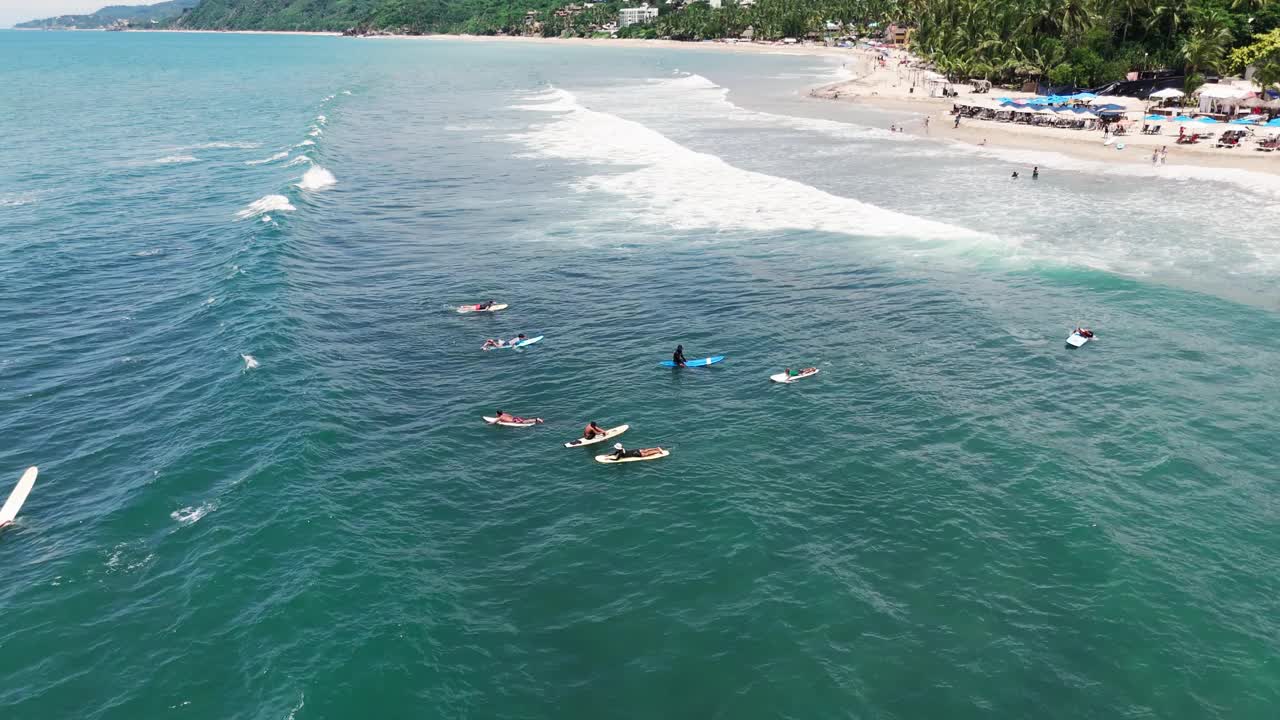 一群人在Nayarit的Sayulita海滩冲浪。墨西哥视频下载