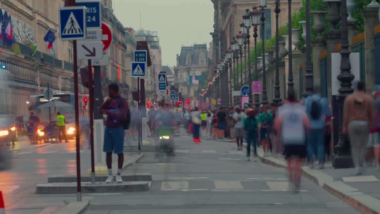 巴黎最长的著名街道，香榭丽舍大街的自然延伸。骑自行车的人和人群。大街上到处都是自行车。法国市中心的城市交通视频素材