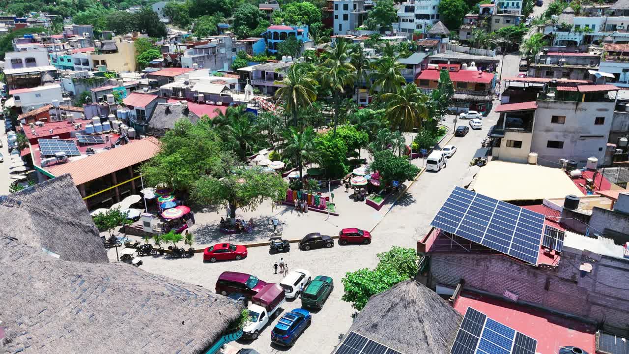 Nayarit Sayulita主广场的无人机视图。墨西哥视频下载