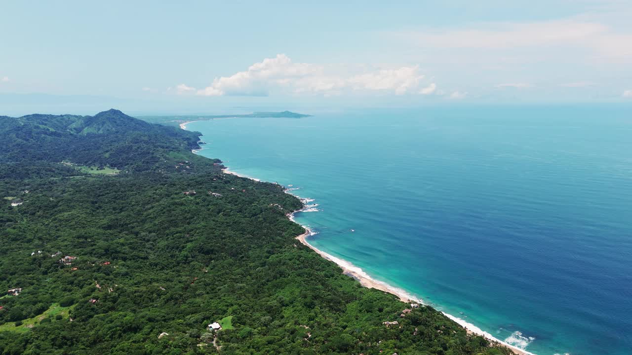 在墨西哥太平洋海岸上空飞行的无人机。Punta Mita, Nayarit视频素材