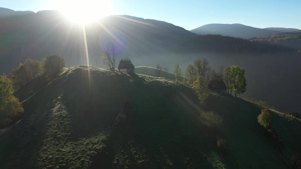 鸟瞰秋日乡村山间宅基地、木屋视频素材