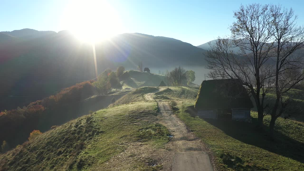 鸟瞰秋日乡村山间宅基地、木屋视频素材