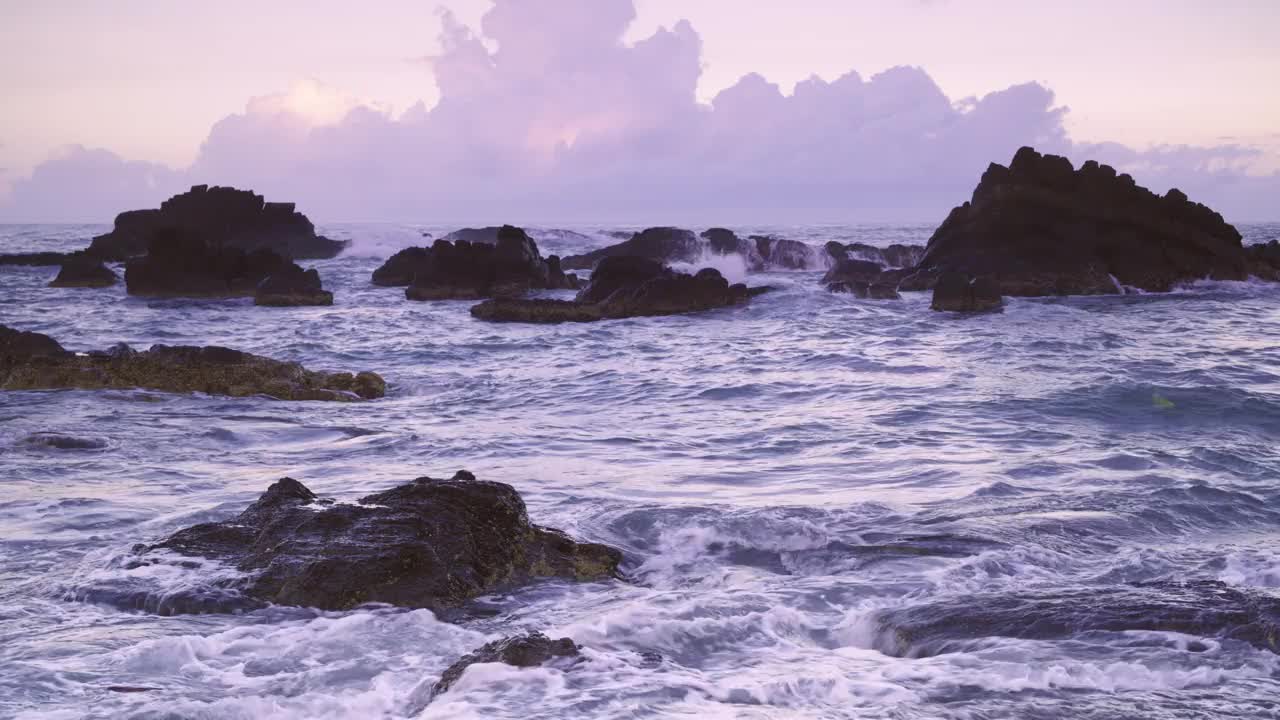 宁静的黄昏潮汐:日落时的岩石湾。苏澳、台湾。视频下载