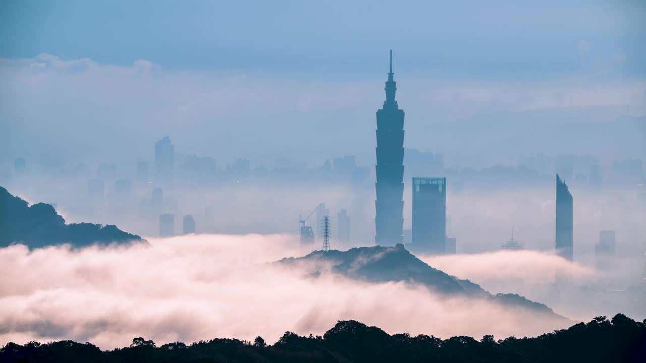 迷雾都市:笼罩在雾中的城市剪影。视频下载