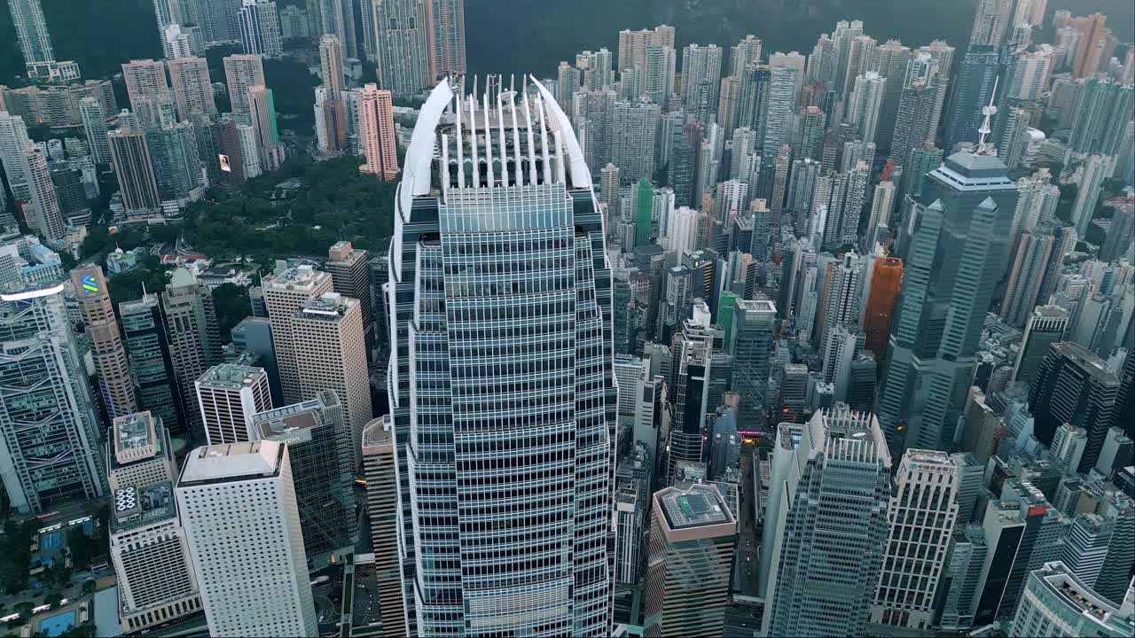 中国都市都市风貌鸟瞰图。景区内的交通道路和早晨公路交通。香港名镇拥挤中心的银行业概念视频下载