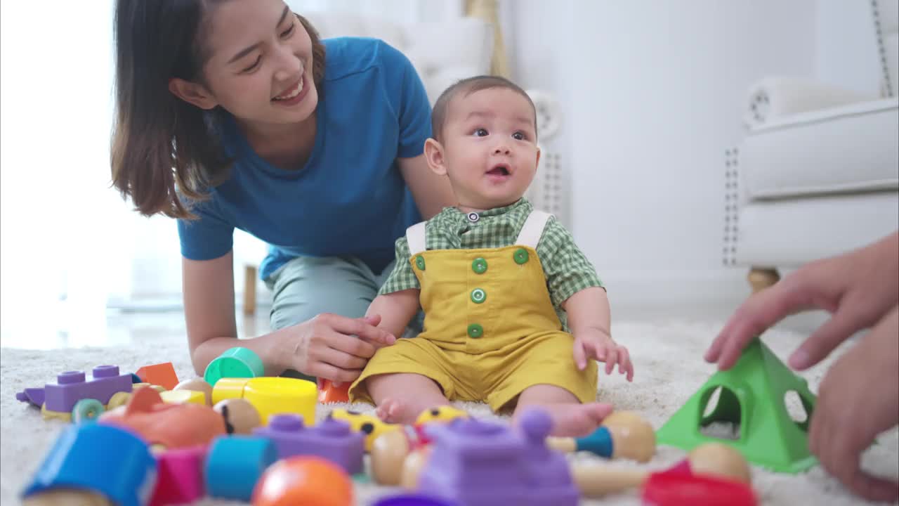 父母和他们的小孩在房子的客厅里快乐地玩耍视频素材