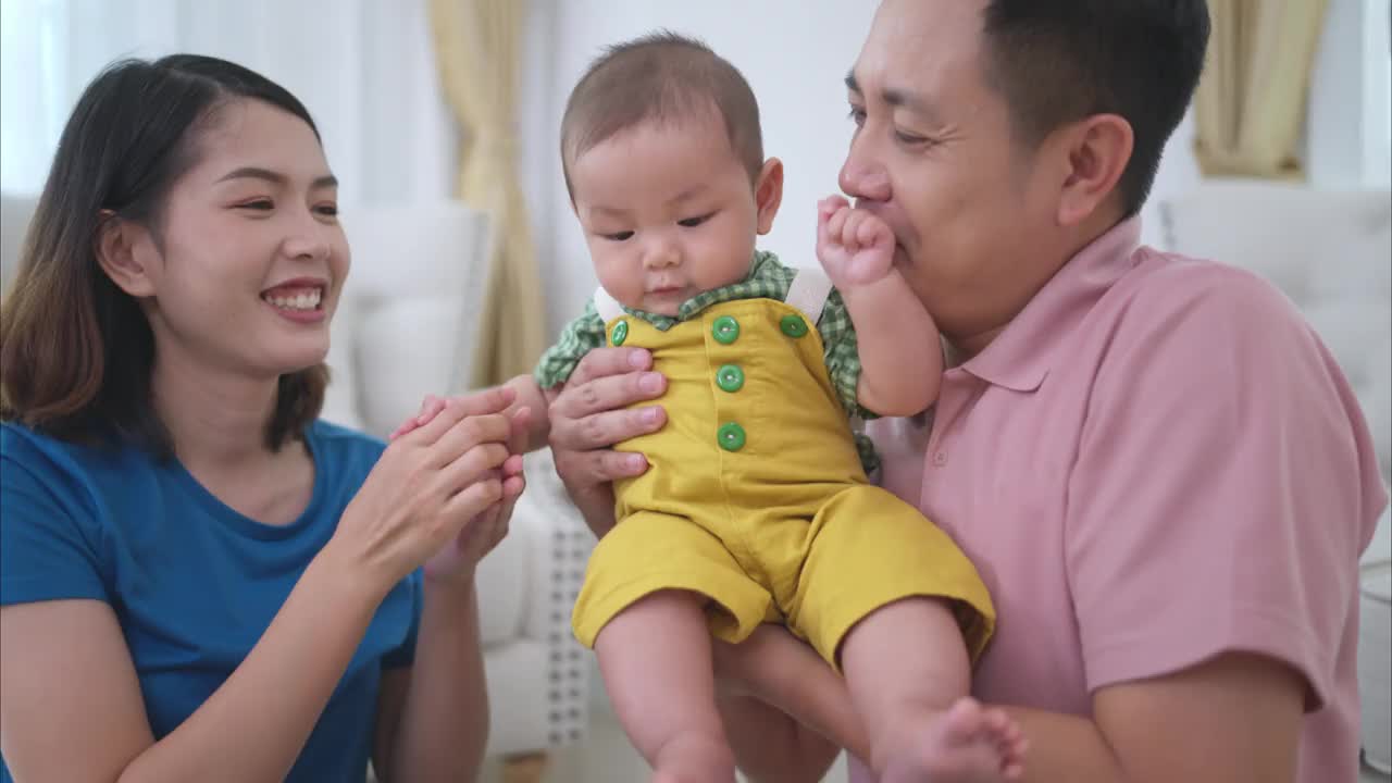 父母和他们的小孩在房子的客厅里快乐地玩耍视频下载