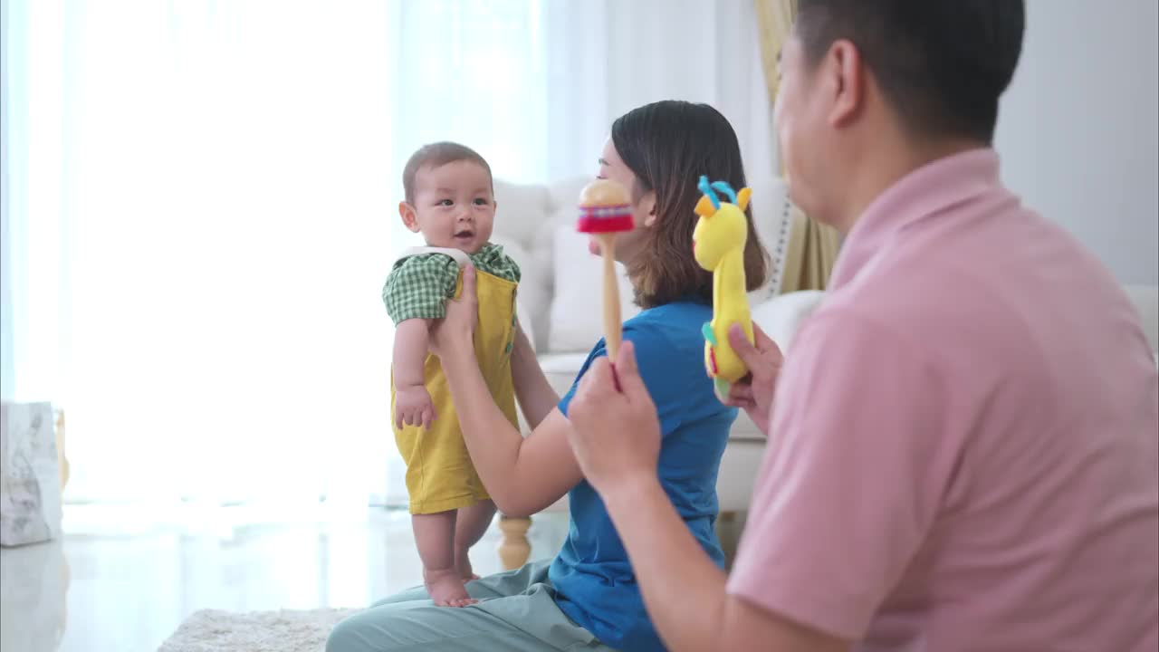 父母和他们的小孩在房子的客厅里快乐地玩耍视频下载