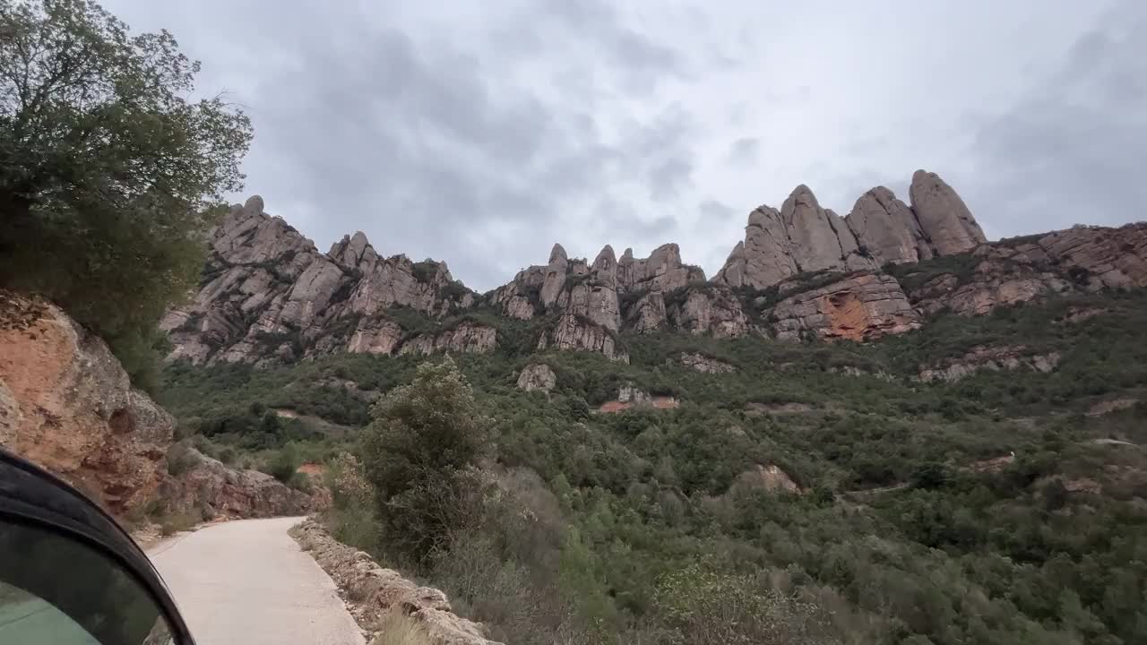 蒙塞拉特山在加泰罗尼亚，西班牙的公路视图视频下载