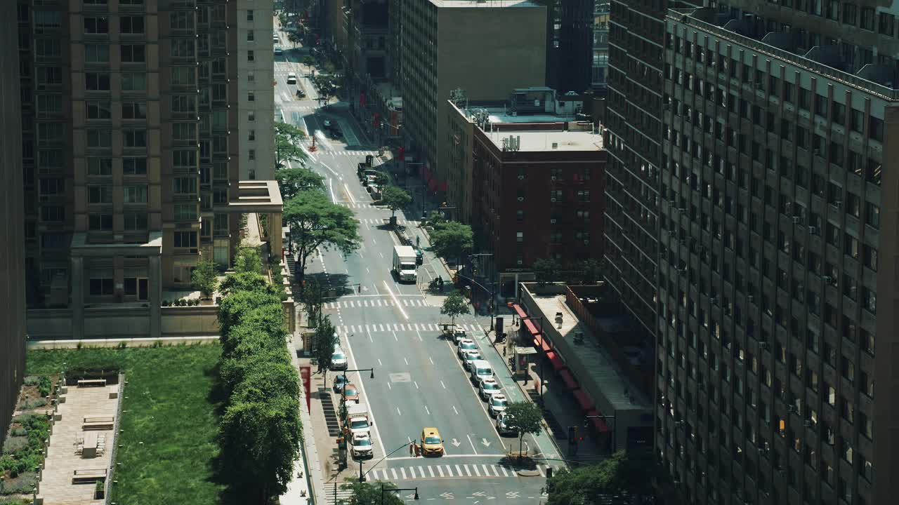 在一个阳光明媚的日子里，美国纽约的延时视频。纽约市中心繁忙交通的鸟瞰图。延时拍摄的繁忙的街道，周围的高楼大厦和摩天大楼在大苹果。视频下载