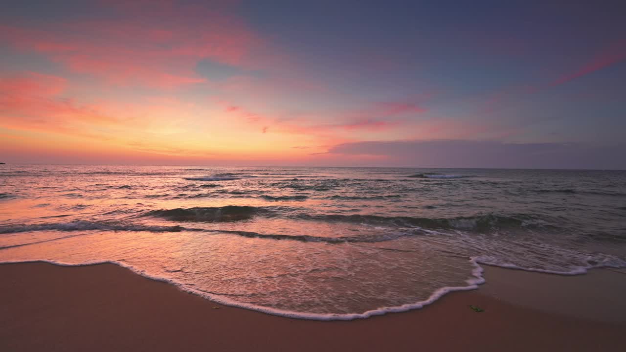 海景日出，太阳黎明彩色日落，海浪翻滚到海边的沙滩视频视频下载