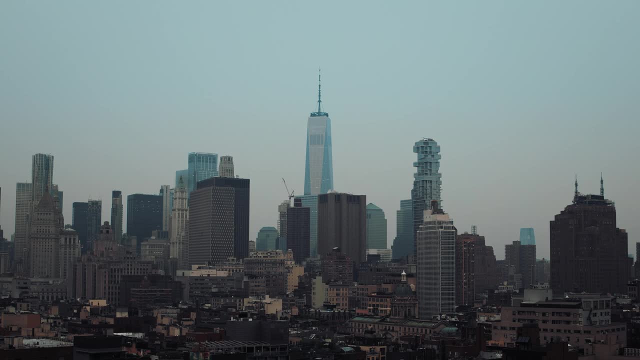 纽约天际线的昼夜延时视频。纽约的摩天大楼和高层建筑，背景是不断变化的蓝天。纽约世界贸易中心的延时录像。视频下载