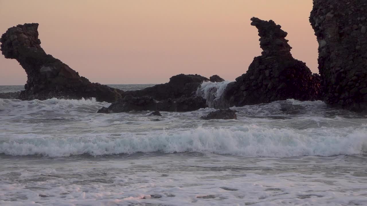 海浪冲击并溢出一块大岩石视频素材