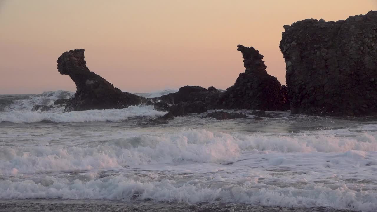 海浪冲击并溢出一块大岩石视频素材