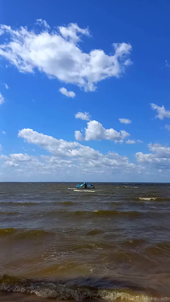 专业的冲浪者风筝冲浪夏天在基辅水库，乌克兰。运动员表演跳跃，飞过水面。极限水上运动。水上风筝板训练。风筝冲浪的肾上腺素。视频下载