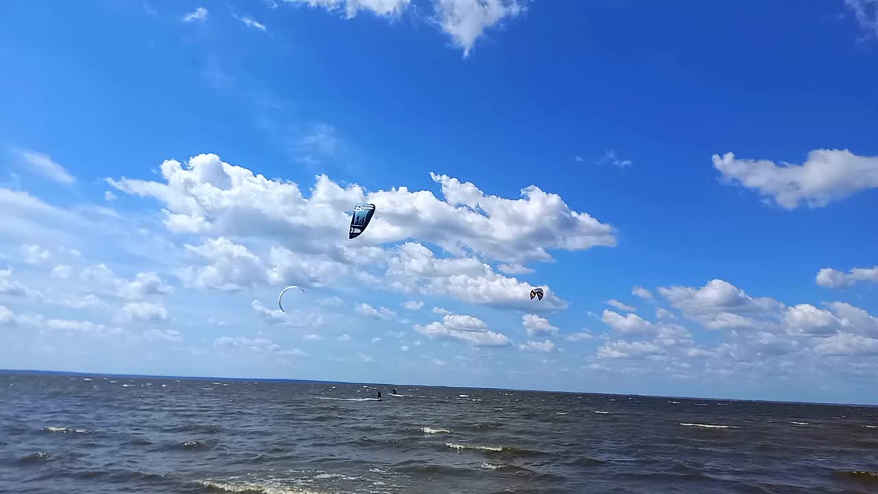 专业的冲浪者风筝冲浪夏天在基辅水库，乌克兰。极限水上运动。水上风筝板训练。风筝冲浪的肾上腺素。视频素材