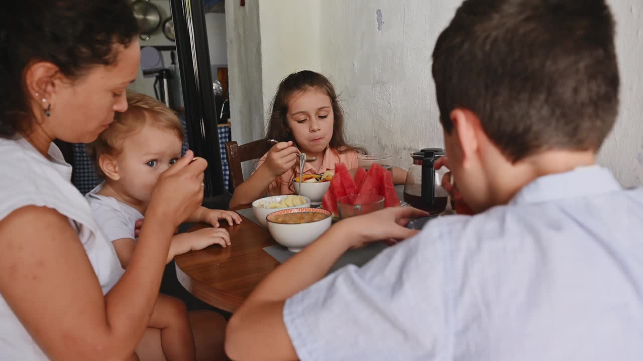 一家人和孩子们一起在家里享用早餐，分享健康的饮食和早晨的日常生活视频素材