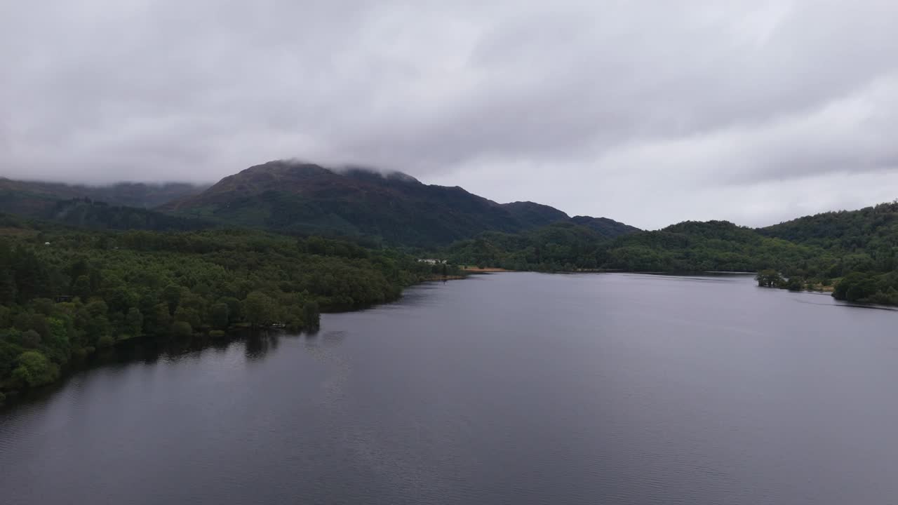 阴天，苏格兰阿克雷湖上空的鸟瞰图，背景是山视频下载