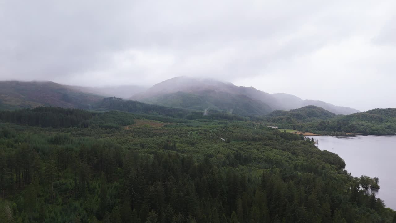 阴天，苏格兰阿克雷湖上空的鸟瞰图，背景是山视频下载