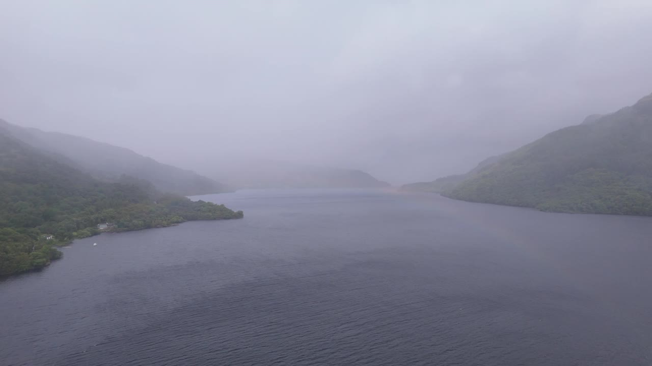 在雾蒙蒙的雨天，鸟瞰苏格兰特罗萨克斯国家公园的洛蒙德湖视频素材