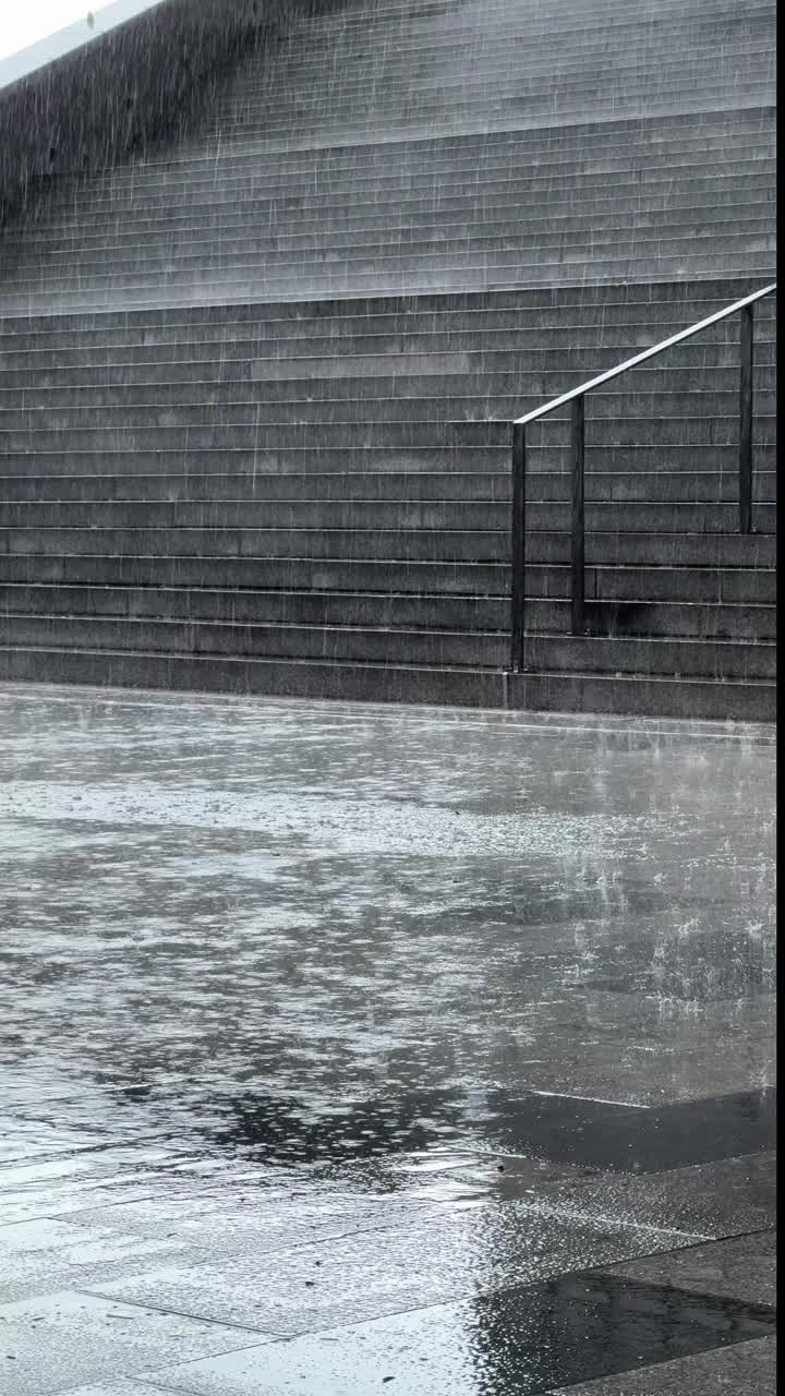 雨落在灰色的城市视频下载