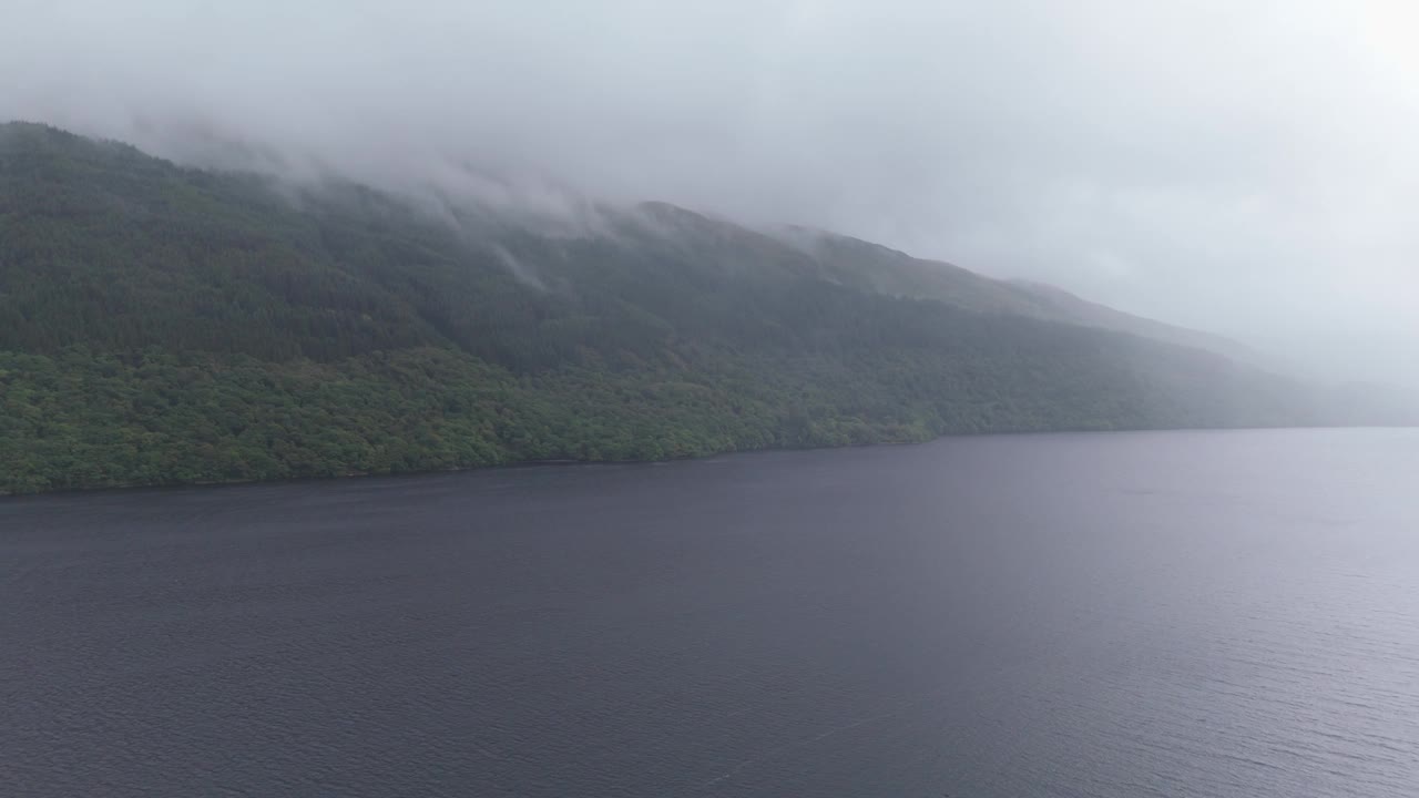 在雾蒙蒙的雨天，鸟瞰苏格兰特罗萨克斯国家公园的洛蒙德湖视频素材