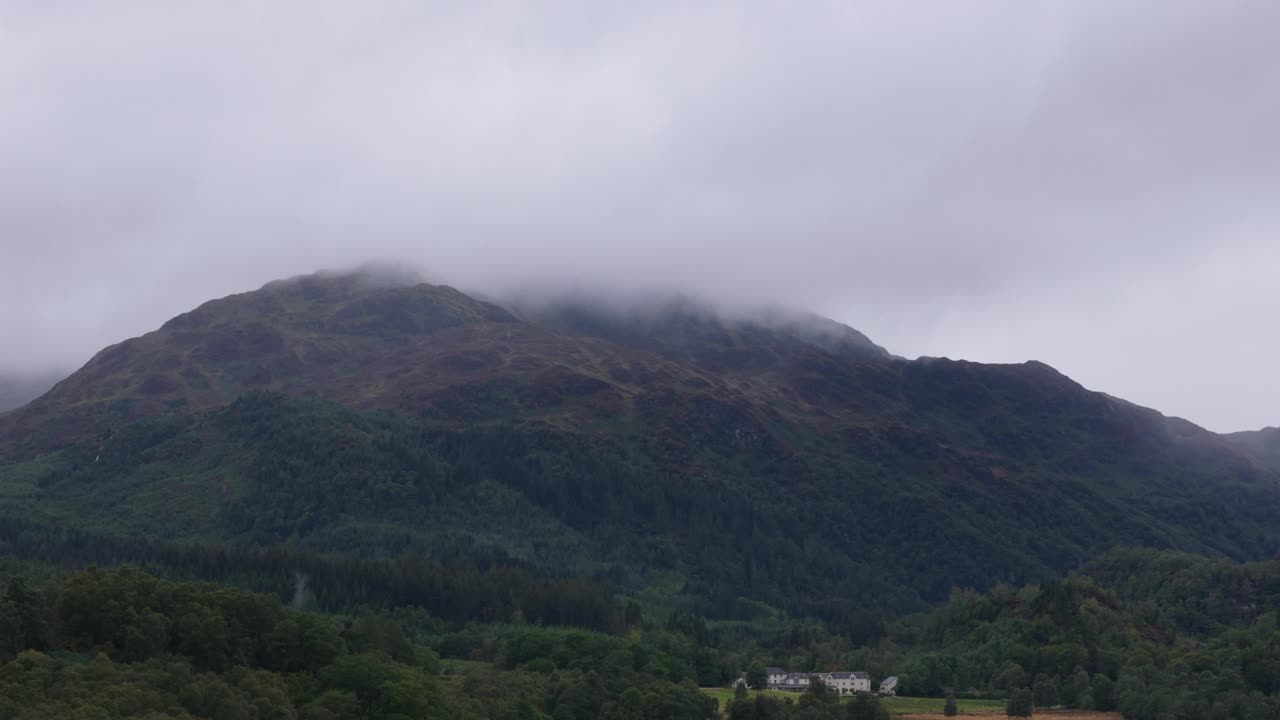 下雨天云层很低的苏格兰山区鸟瞰图视频素材