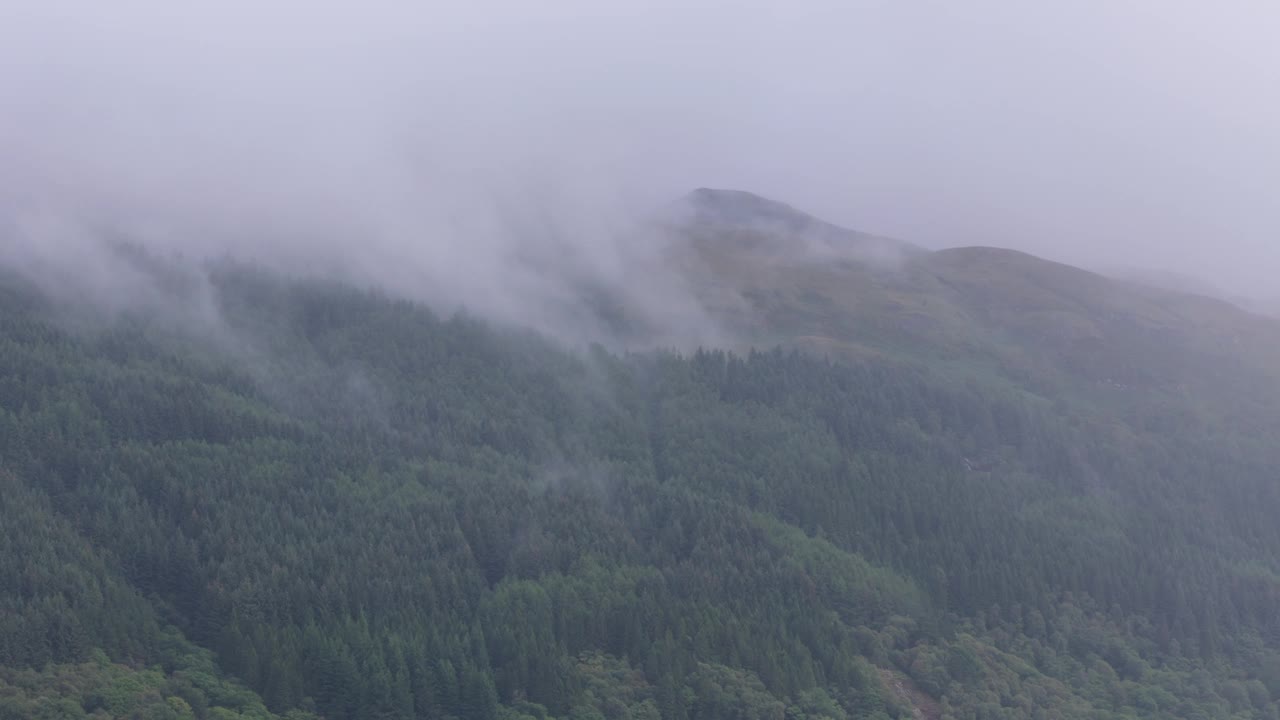 雨中云层在苏格兰山上上升的鸟瞰图。戏剧性的风景视频下载