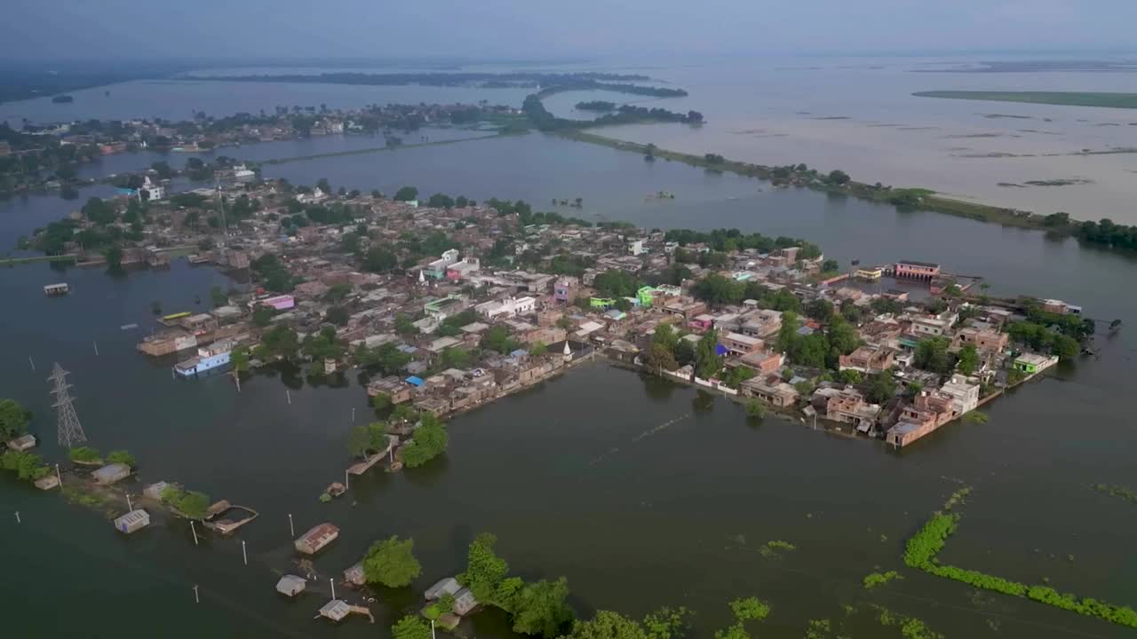 房屋被泛滥的河水淹没(洪水破坏)视频下载