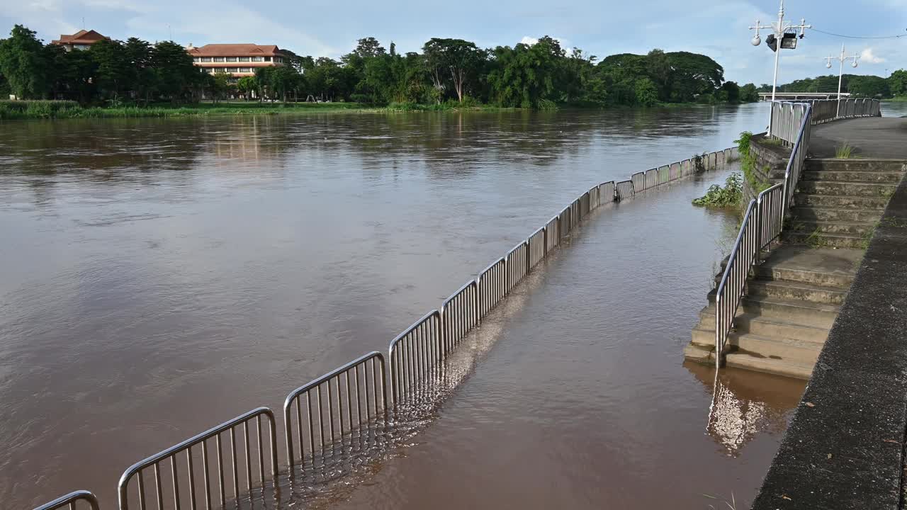 泰国清莱省湄Kok河在雨季期间淹没了人行道。视频下载