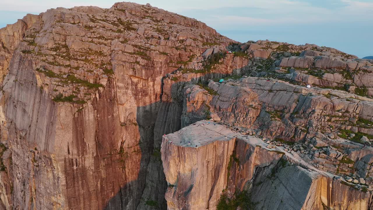 讲坛岩或布道石，挪威著名的徒步旅行目的地。轨道无人机拍摄。惊人的4K鸟瞰图。视频下载