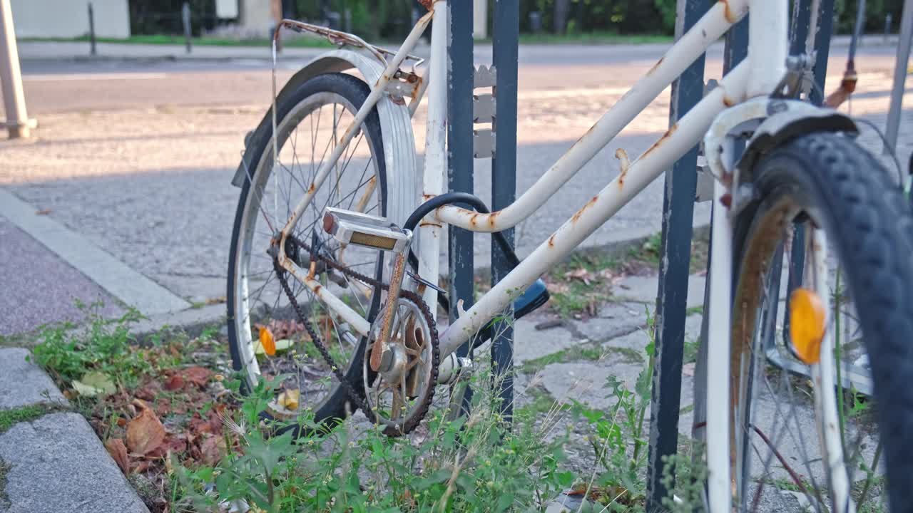 城市自行车站用锁索固定的废弃旧生锈自行车视频下载