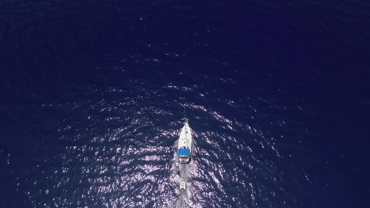 航拍的帆船航行在开阔的深爱奥尼亚海上视频素材