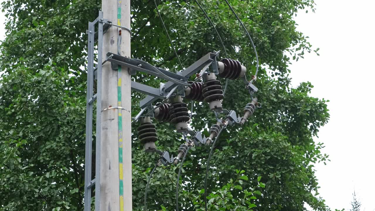 用陶瓷绝缘子支撑架空电线的混凝土电线杆视频下载