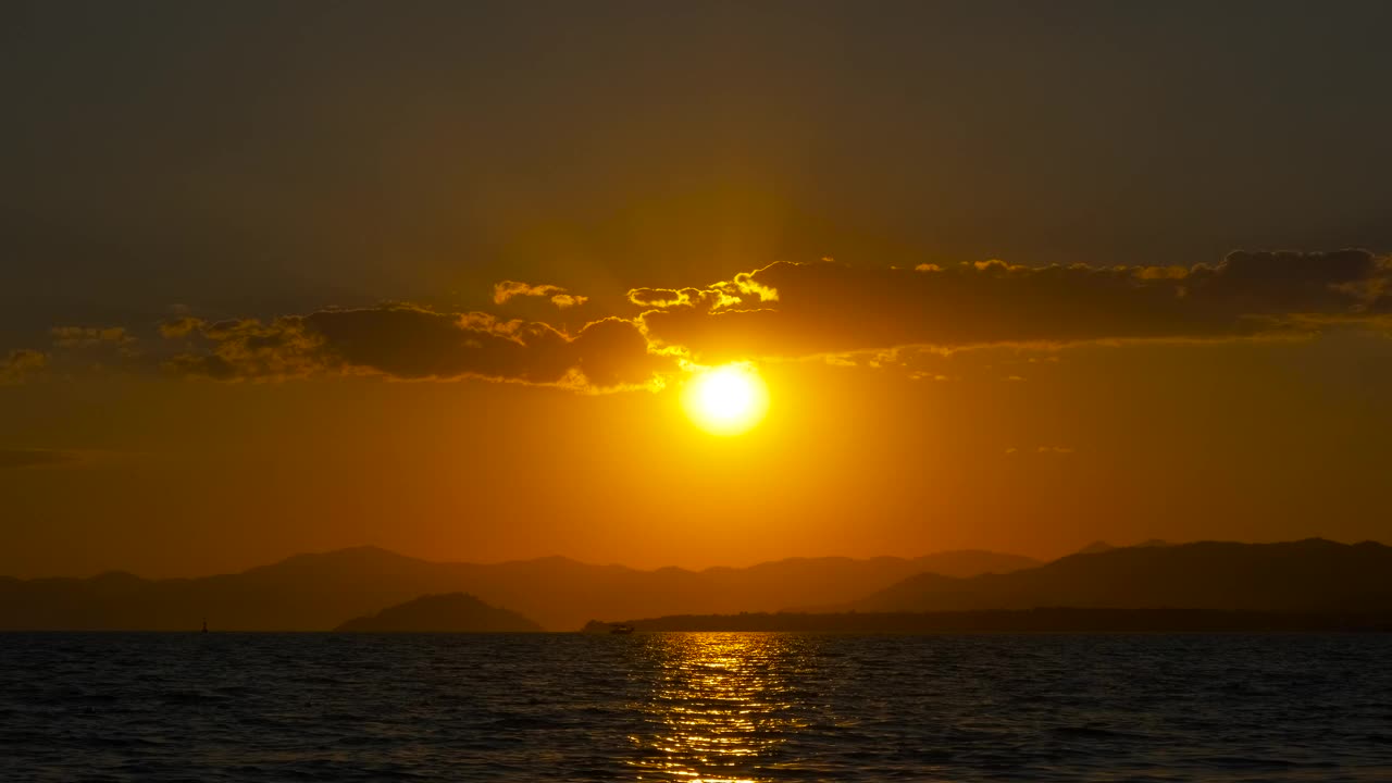 夜幕降临时令人放松的空海湾。视频下载