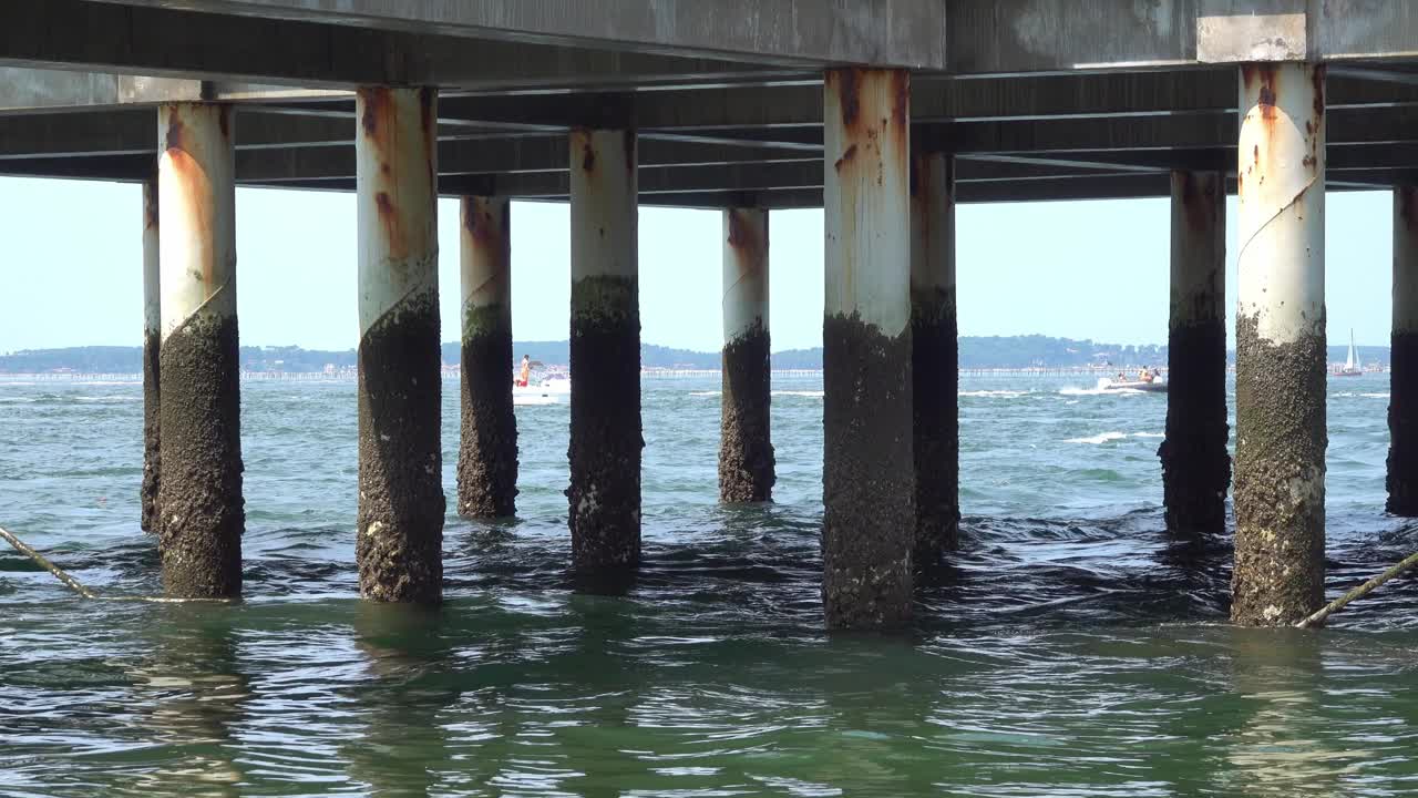 海洋中海滩上的金属码头柱子。Arcachon、法国视频素材