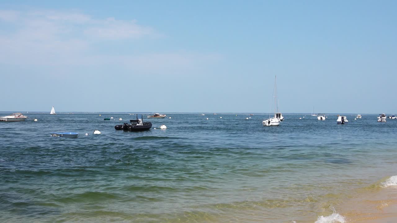 海滩附近的海浪上的游艇。Arcachon、法国视频素材