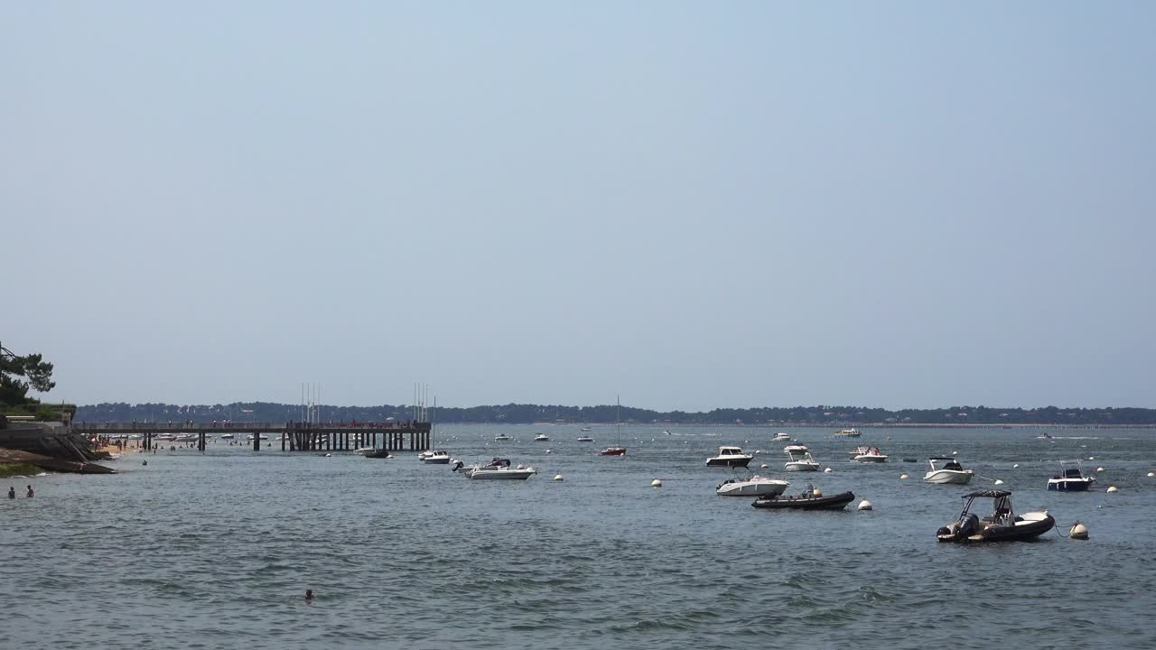 海景、沙滩、游艇一览无余。Arcachon、法国视频下载