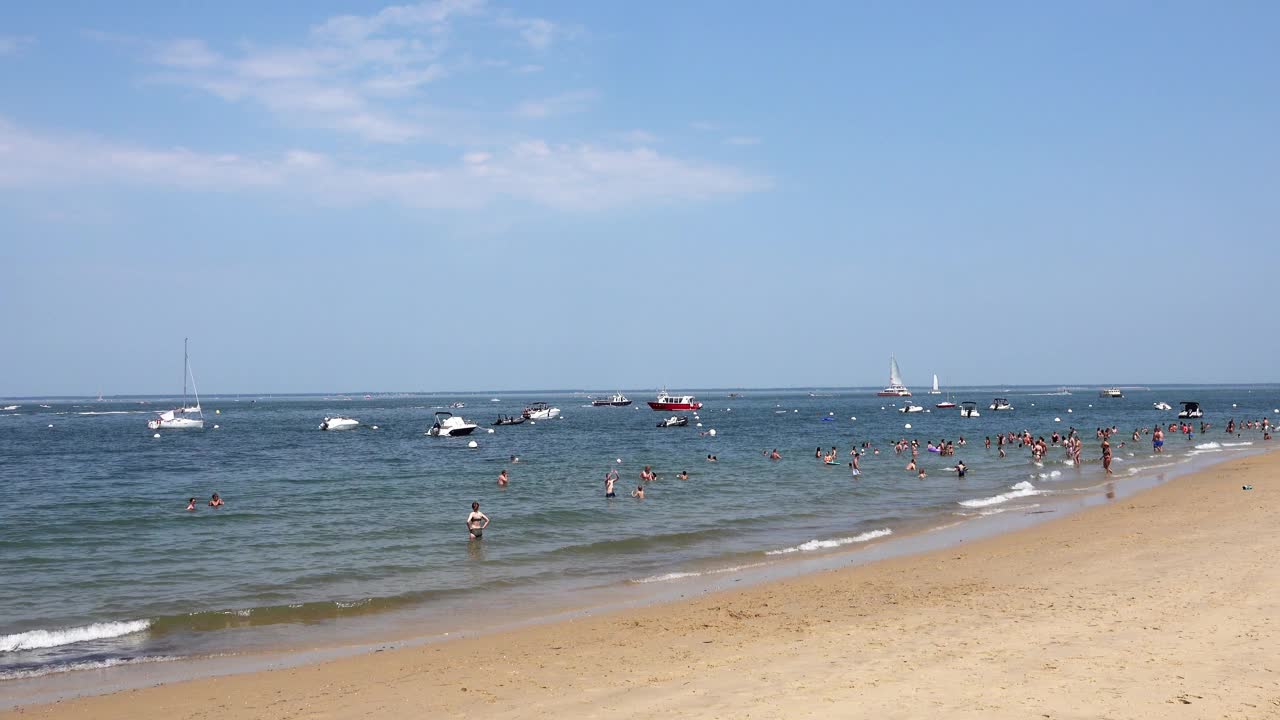 人们在海滩上玩。Arcachon、法国视频素材