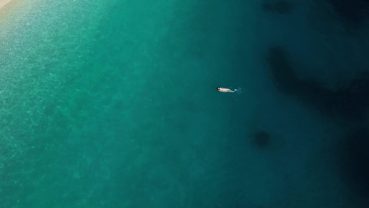 漂浮在海面上享受假期的女人视频素材