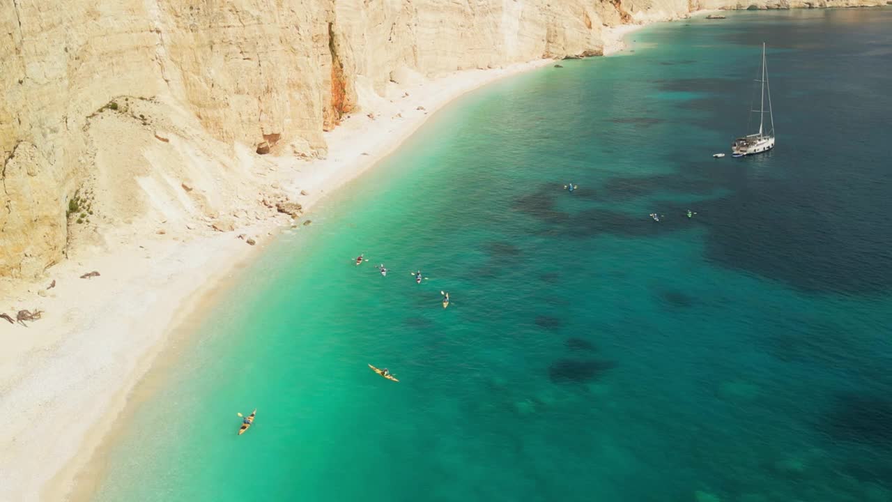 鸟瞰图，一群人在泻湖和美丽的海滩上乘坐皮划艇旅行视频下载